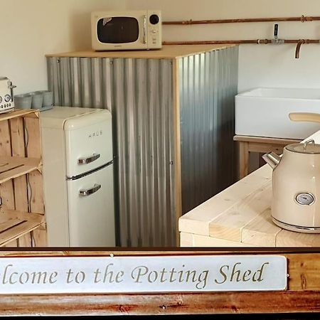 The Potting Shed Near Tenby, 100" Projector, Four Poster Bed, On-Site Hot Tub Access Via Spa Pack, Breakfast מראה חיצוני תמונה