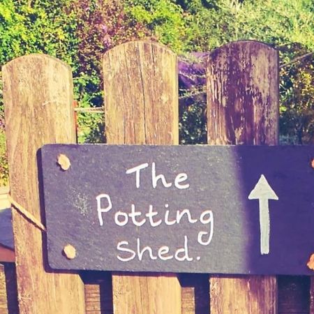 The Potting Shed Near Tenby, 100" Projector, Four Poster Bed, On-Site Hot Tub Access Via Spa Pack, Breakfast מראה חיצוני תמונה