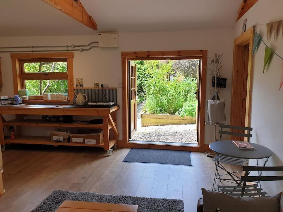 The Potting Shed Near Tenby, 100" Projector, Four Poster Bed, On-Site Hot Tub Access Via Spa Pack, Breakfast מראה חיצוני תמונה