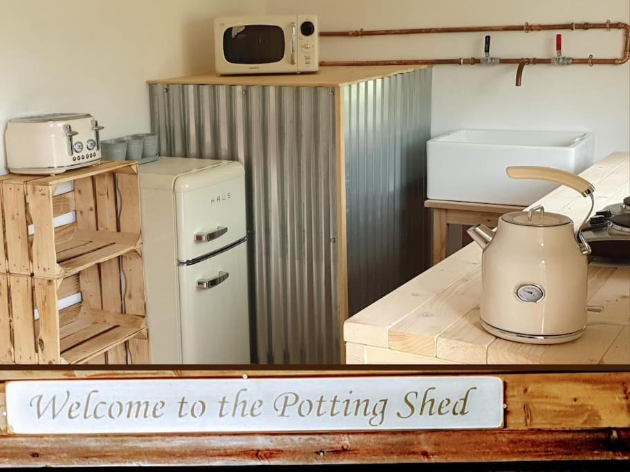 The Potting Shed Near Tenby, 100" Projector, Four Poster Bed, On-Site Hot Tub Access Via Spa Pack, Breakfast מראה חיצוני תמונה