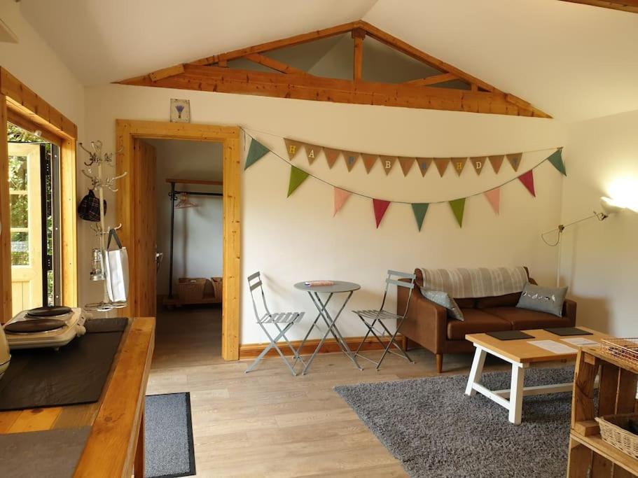 The Potting Shed Near Tenby, 100" Projector, Four Poster Bed, On-Site Hot Tub Access Via Spa Pack, Breakfast מראה חיצוני תמונה