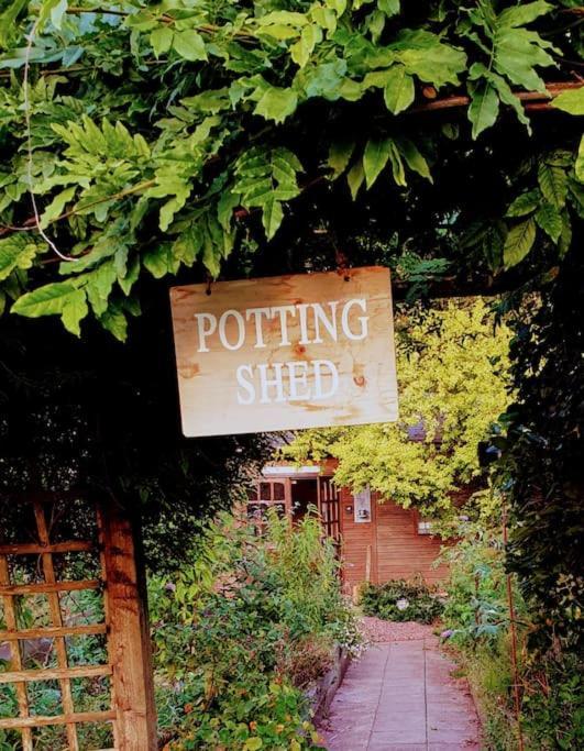 The Potting Shed Near Tenby, 100" Projector, Four Poster Bed, On-Site Hot Tub Access Via Spa Pack, Breakfast מראה חיצוני תמונה