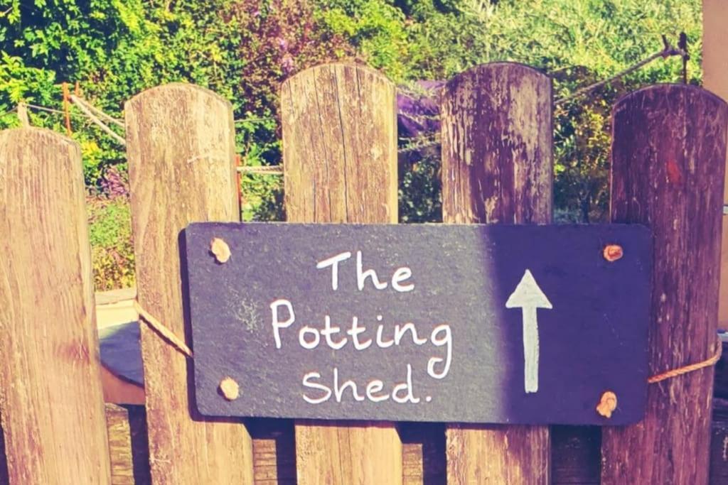 The Potting Shed Near Tenby, 100" Projector, Four Poster Bed, On-Site Hot Tub Access Via Spa Pack, Breakfast מראה חיצוני תמונה