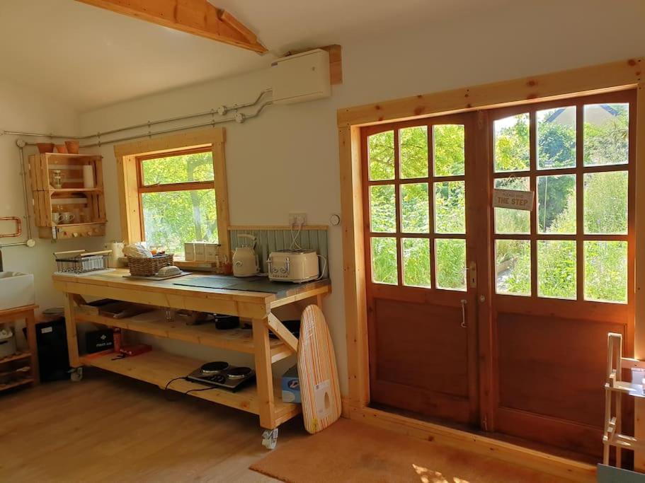 The Potting Shed Near Tenby, 100" Projector, Four Poster Bed, On-Site Hot Tub Access Via Spa Pack, Breakfast מראה חיצוני תמונה