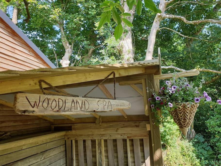 The Potting Shed Near Tenby, 100" Projector, Four Poster Bed, On-Site Hot Tub Access Via Spa Pack, Breakfast מראה חיצוני תמונה