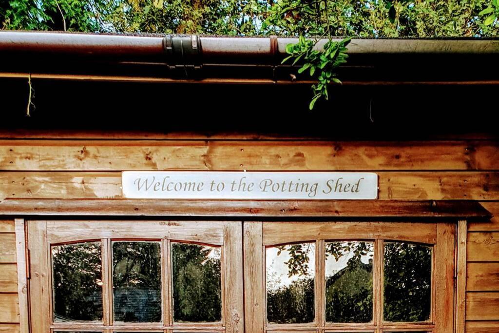 The Potting Shed Near Tenby, 100" Projector, Four Poster Bed, On-Site Hot Tub Access Via Spa Pack, Breakfast מראה חיצוני תמונה